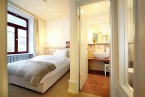 Frigobar, cofres nos quartos, escrivaninha, quartos à prova de som