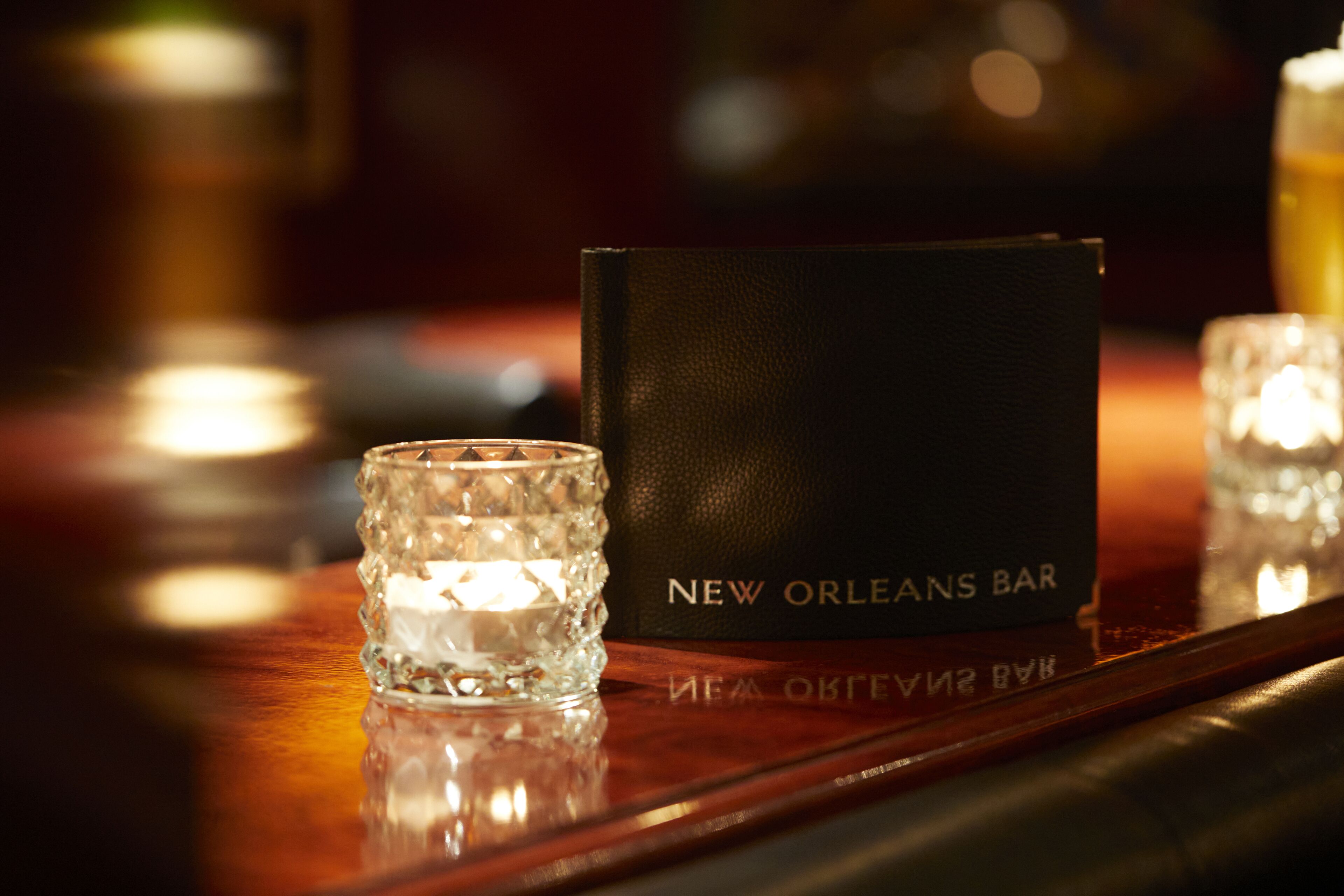 En bar med et stearinlys og et skilt, der står 'New Orleans Bar'.