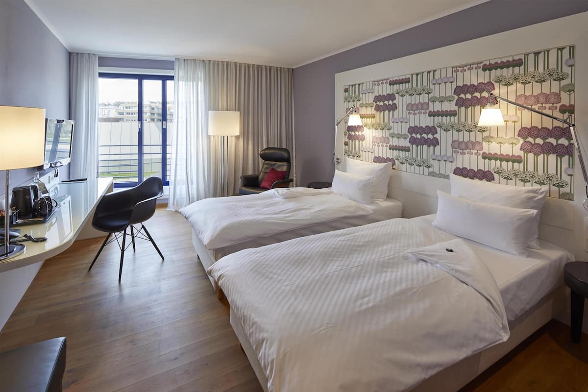 Classic Twin Room | Minibar, in-room safe, desk, soundproofing