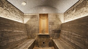 A stone-walled bathroom with a tiled ceiling and a central column. - Parkhotel Pforzheim (Pforzheim)