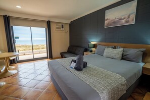 Bureau, rideaux occultants, fer et planche à repasser