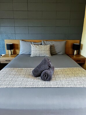 Desk, blackout drapes, iron/ironing board, free cribs/infant beds - Hospitality Port Hedland (Port Hedland)
