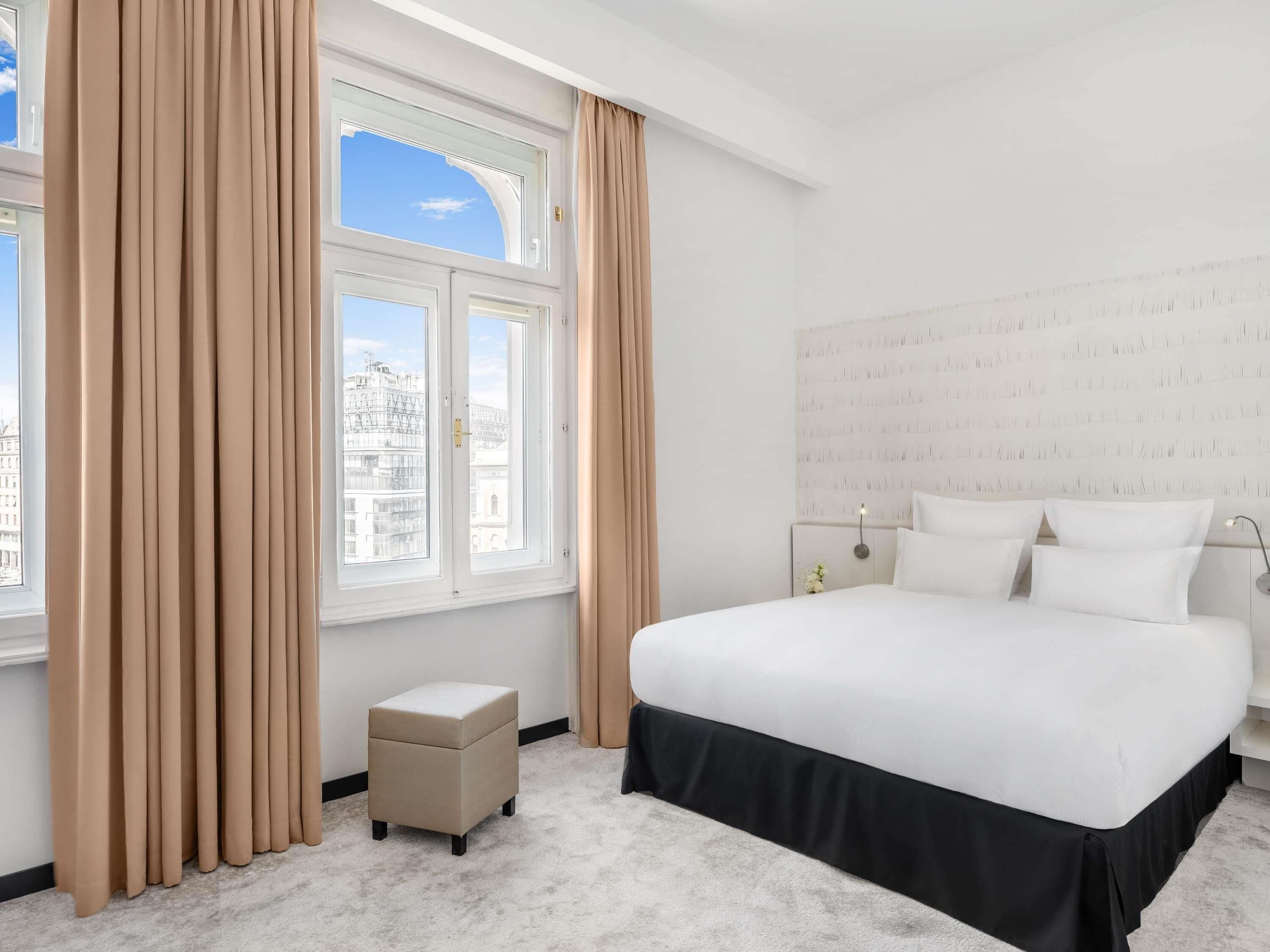 Superior kamer, 1 tweepersoonsbed | Hypoallergeen beddengoed, een minibar, een kluis op de kamer, een bureau