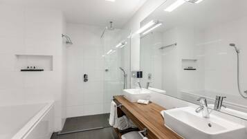 Suite - 1 queensize-seng | Allergivenligt sengetøj, minibar, pengeskab på værelset, skrivebord