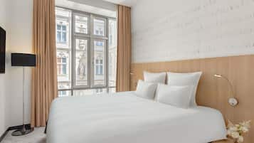 Suite, 1 cama de matrimonio | Ropa de cama hipoalergénica, minibar, caja fuerte y escritorio