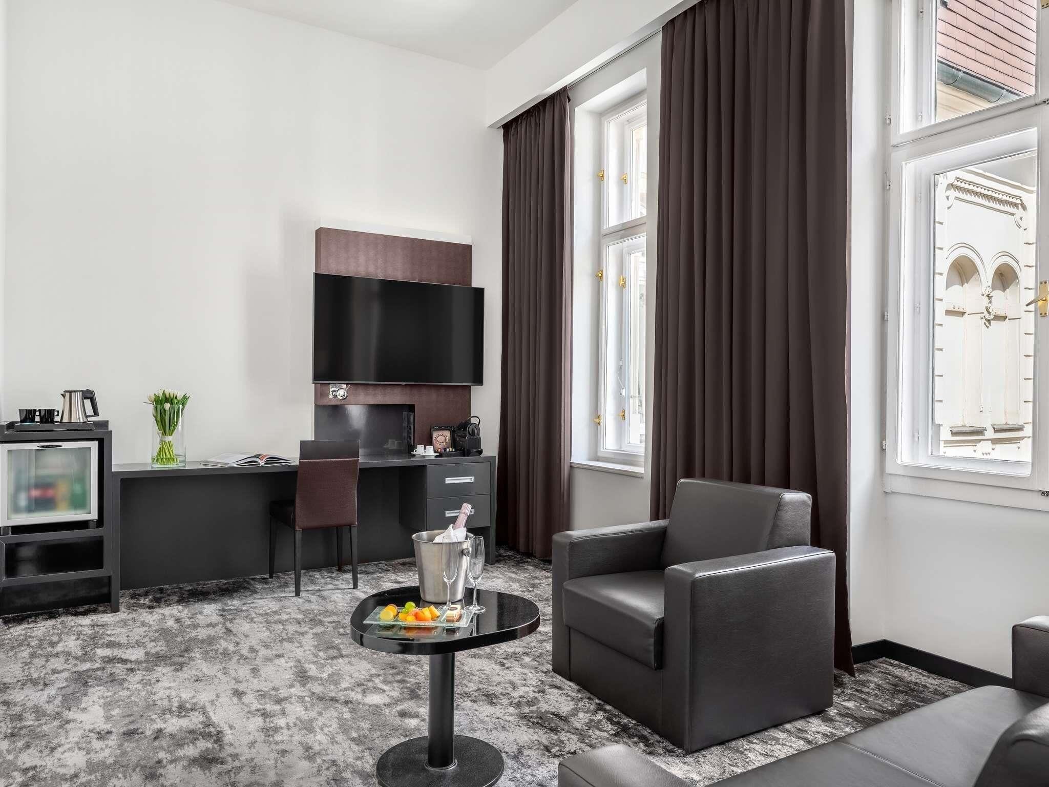 Junior suite, 1 tweepersoonsbed (and sofa) | Hypoallergeen beddengoed, een minibar, een kluis op de kamer, een bureau