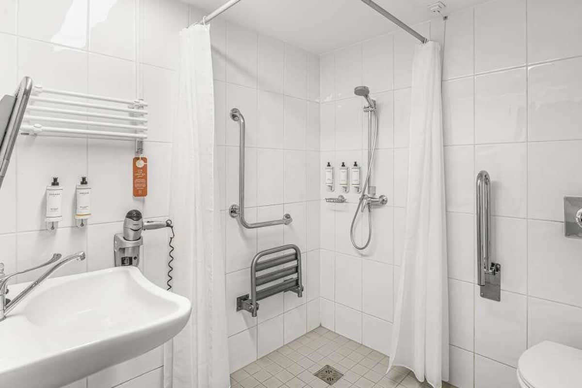 Habitación clásica, 1 cama matrimonial | Ropa de cama hipoalergénica y minibar