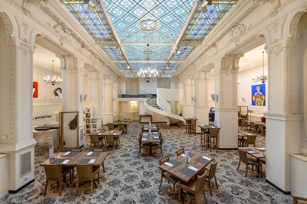 Café da manhã com buffet todos os dias (EUR 19 por pessoa) 