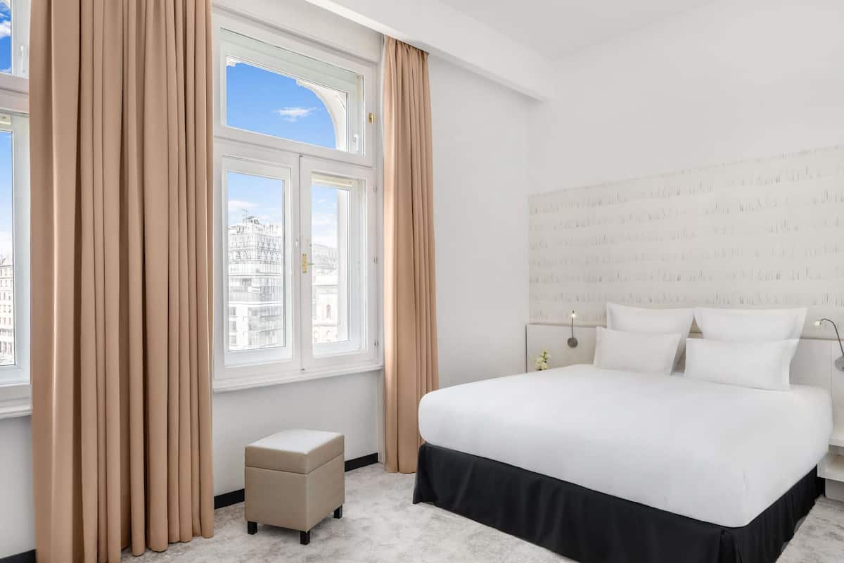 Hypo-allergenic bedding, minibar, in-room safe, desk