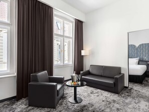 Suite junior, 1 cama matrimonial (and sofa) | Ropa de cama hipoalergénica y minibar 