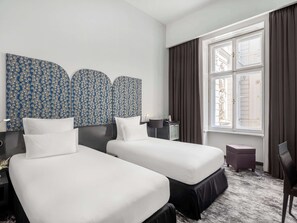 Habitación clásica, 2 camas individuales | Ropa de cama hipoalergénica, minibar, caja fuerte y escritorio
