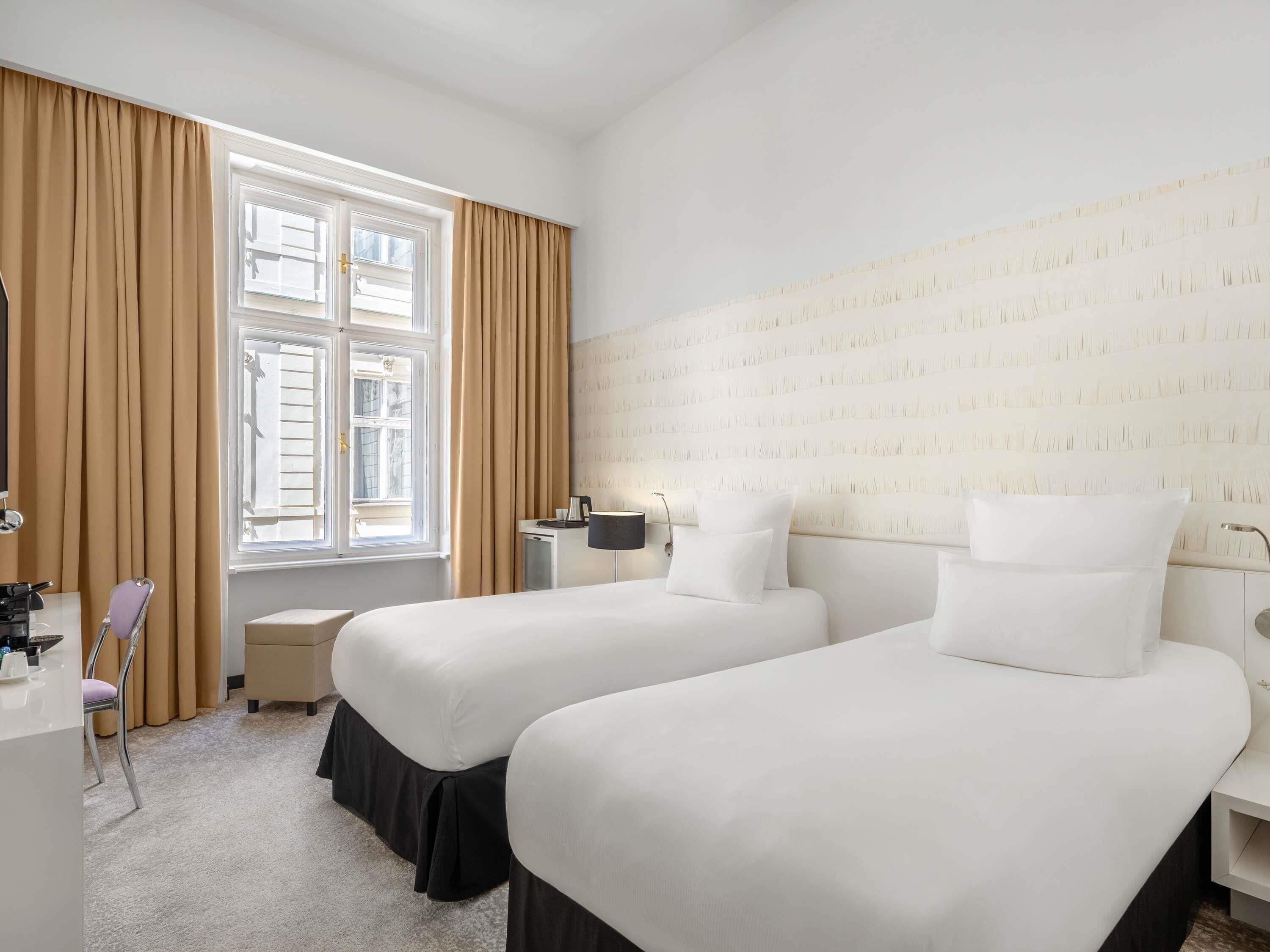 Superior kamer, 2 eenpersoonsbedden | Hypoallergeen beddengoed, een minibar, een kluis op de kamer, een bureau