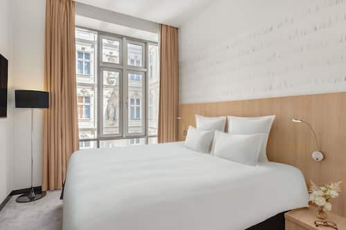 Suite, 1 cama de matrimonio | Ropa de cama hipoalergénica, minibar, caja fuerte y escritorio