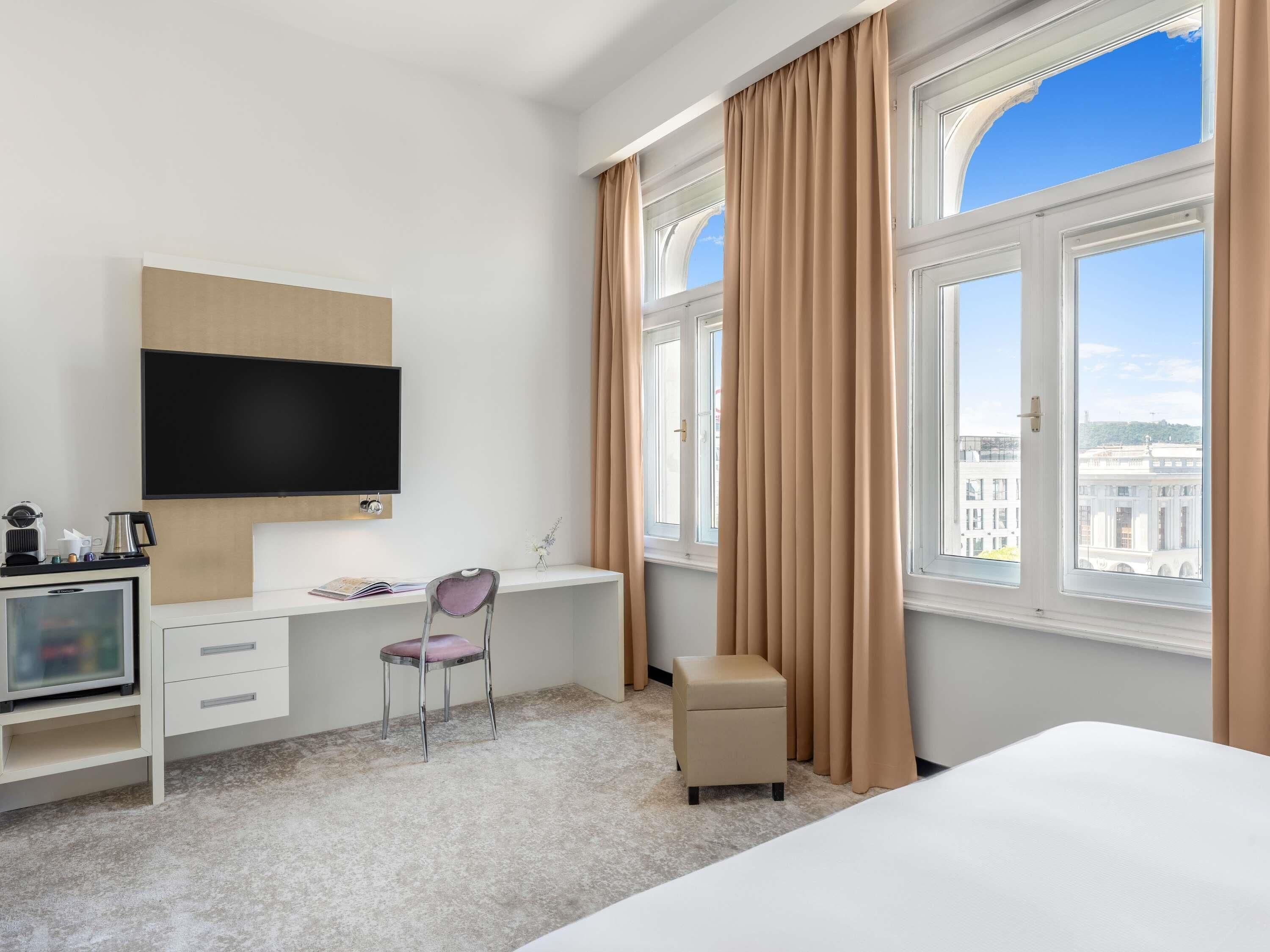 Hypo-allergenic bedding, minibar, in-room safe, desk