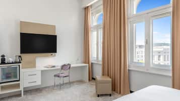 Hypo-allergenic bedding, minibar, in-room safe, desk