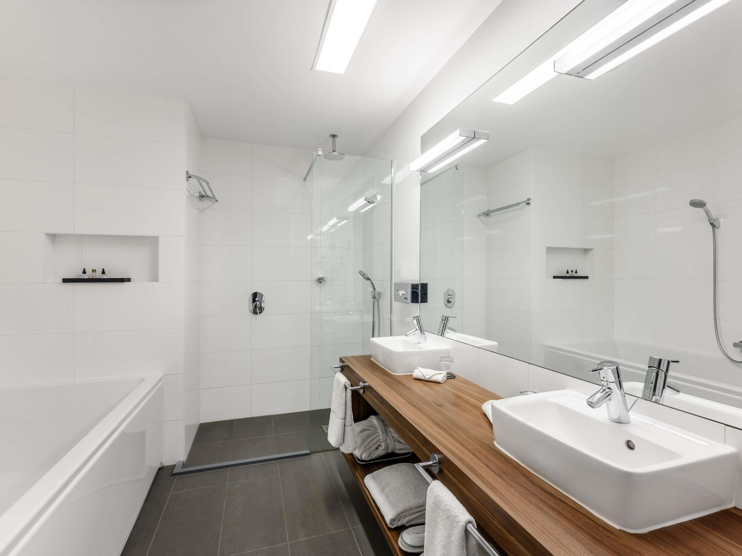 Suite, 1 queensize-seng | Allergitestet sengetøy, minibar, safe på rommet og skrivebord