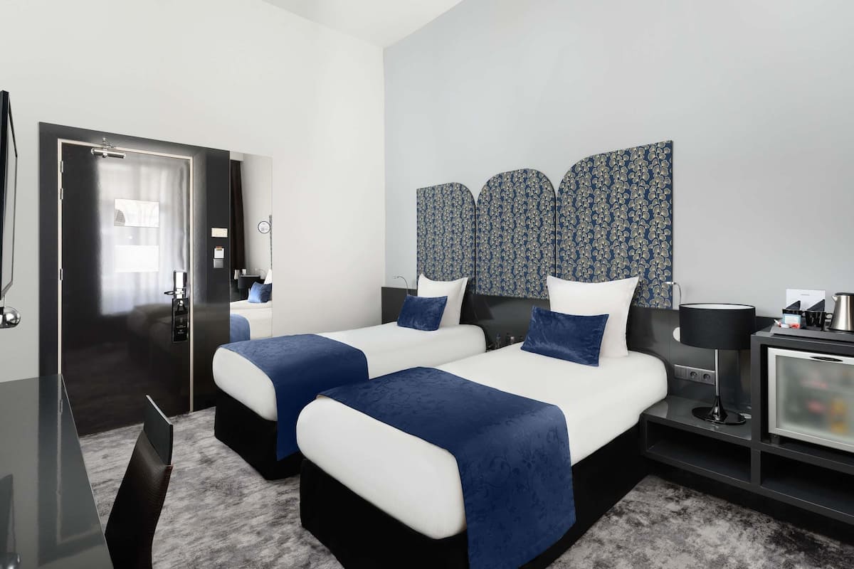Habitación clásica, 2 camas individuales | Ropa de cama hipoalergénica y minibar