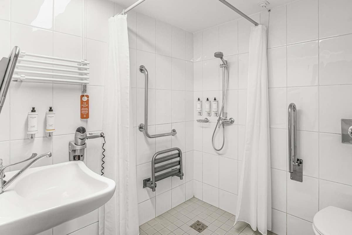 Classic Room, 1 Double Bed | Hypo-allergenic bedding, minibar, in-room safe, desk