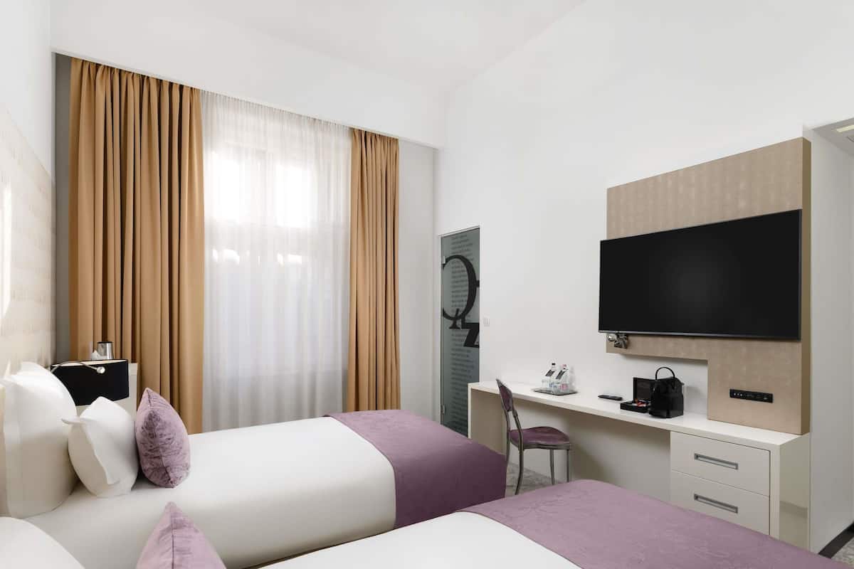 Habitació superior, 2 llits individuals | Roba de llit hipoal·lergògena, minibar i caixa forta a l'habitació
