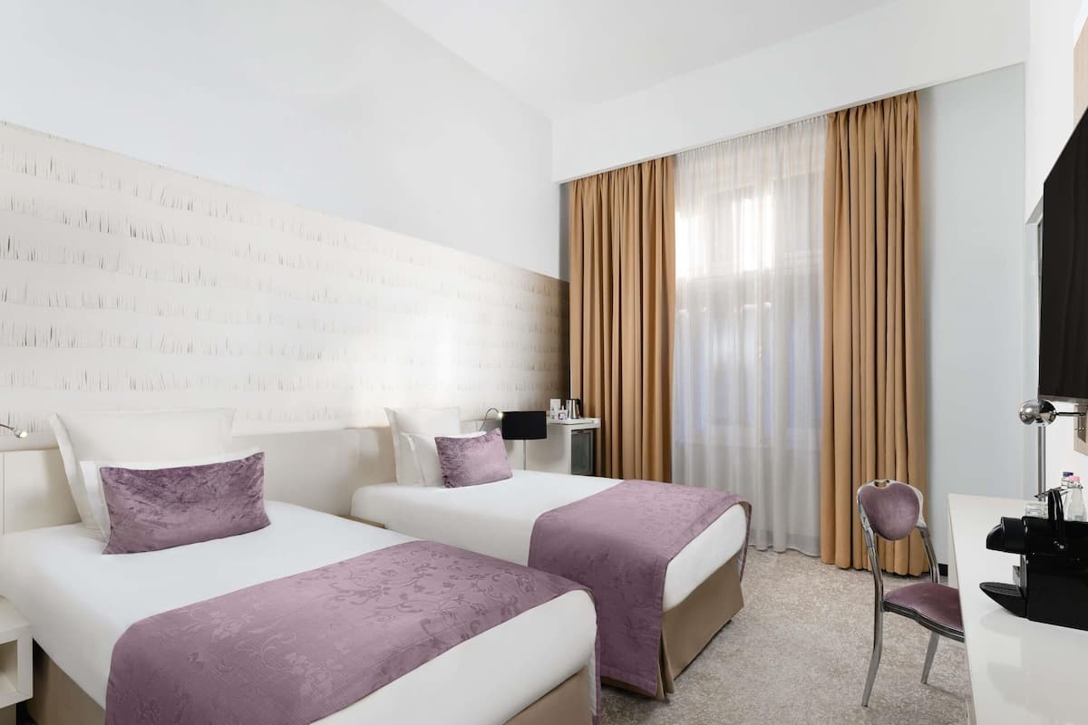 Habitación superior, 2 camas individuales | Ropa de cama hipoalergénica y minibar