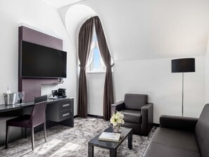 Suíte júnior, 1 cama de casal (and sofa) | Roupas de cama antialérgicas, frigobar, cofres nos quartos, escrivaninha