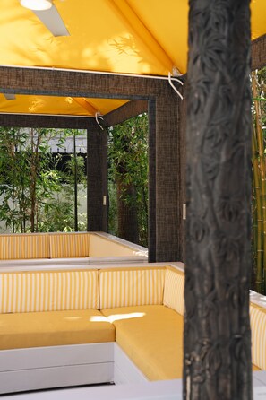 Una piscina al aire libre, cabañas de piscina (de pago), tumbonas