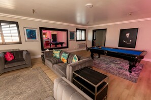 Lexi Suite | Zona de estar | Smart TV de 56 pulgadas con canales por satélite