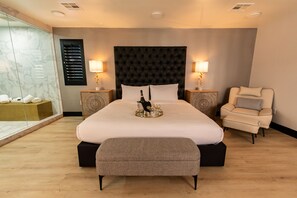 Luksuskattohuoneisto | Tallelokero huoneessa, silitysrauta/-lauta, vuodevaatteet