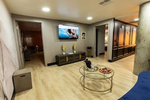 Luxury Penthouse | Living area | 56-inch Smart TV with satellite channels - Lexi Las Vegas (Las Vegas)