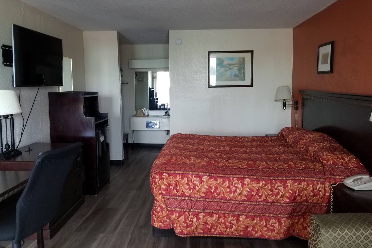 Standard Room, 1 King Bed, Non Smoking | Desk, cribs (free), rollaway beds (surcharge), WiFi (free)