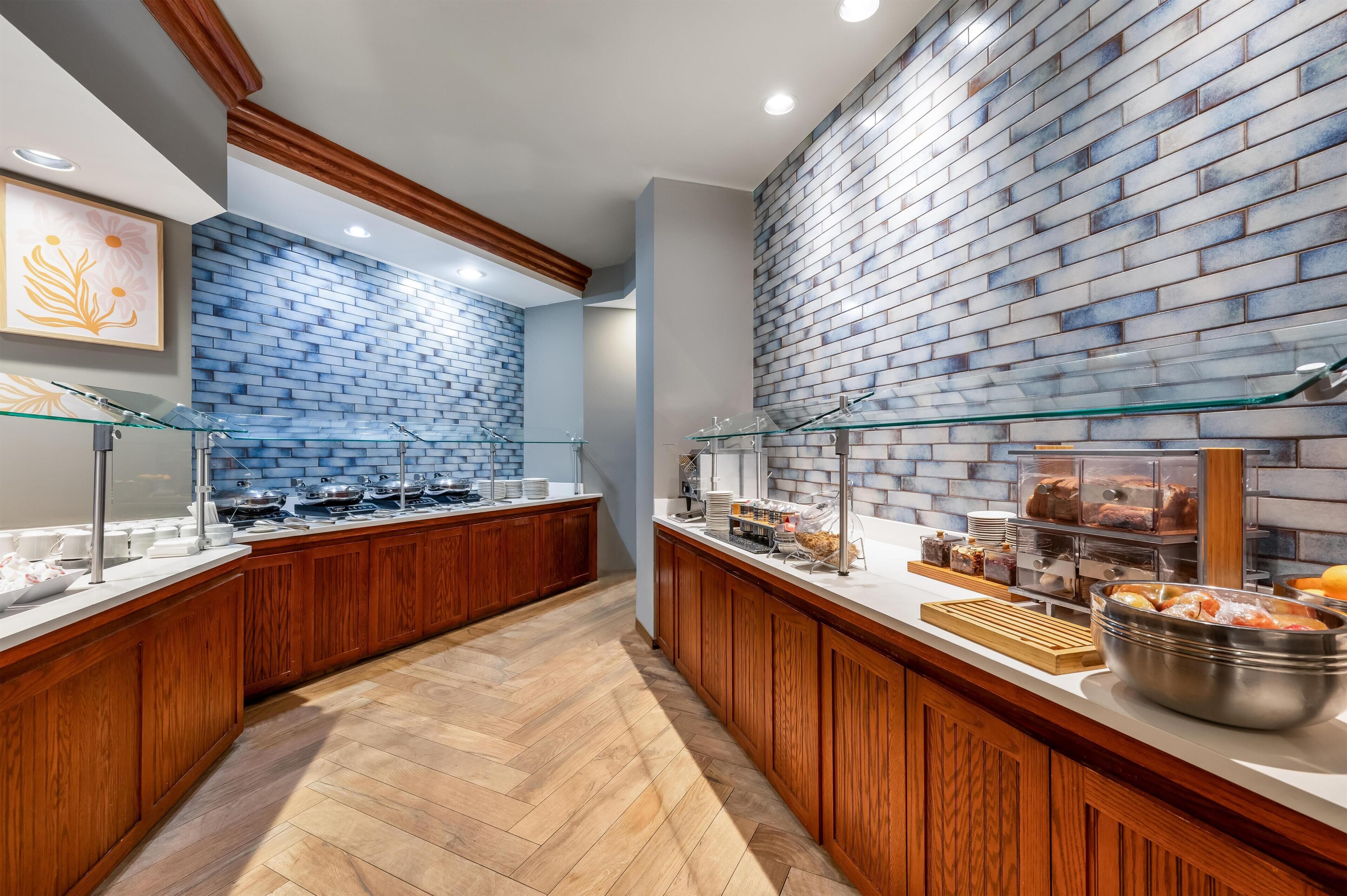 Petit déjeuner buffet servi tous les jours en supplément