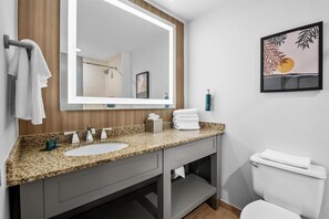 Articles de toilette (gratuits), séchoir à cheveux, serviettes fournies