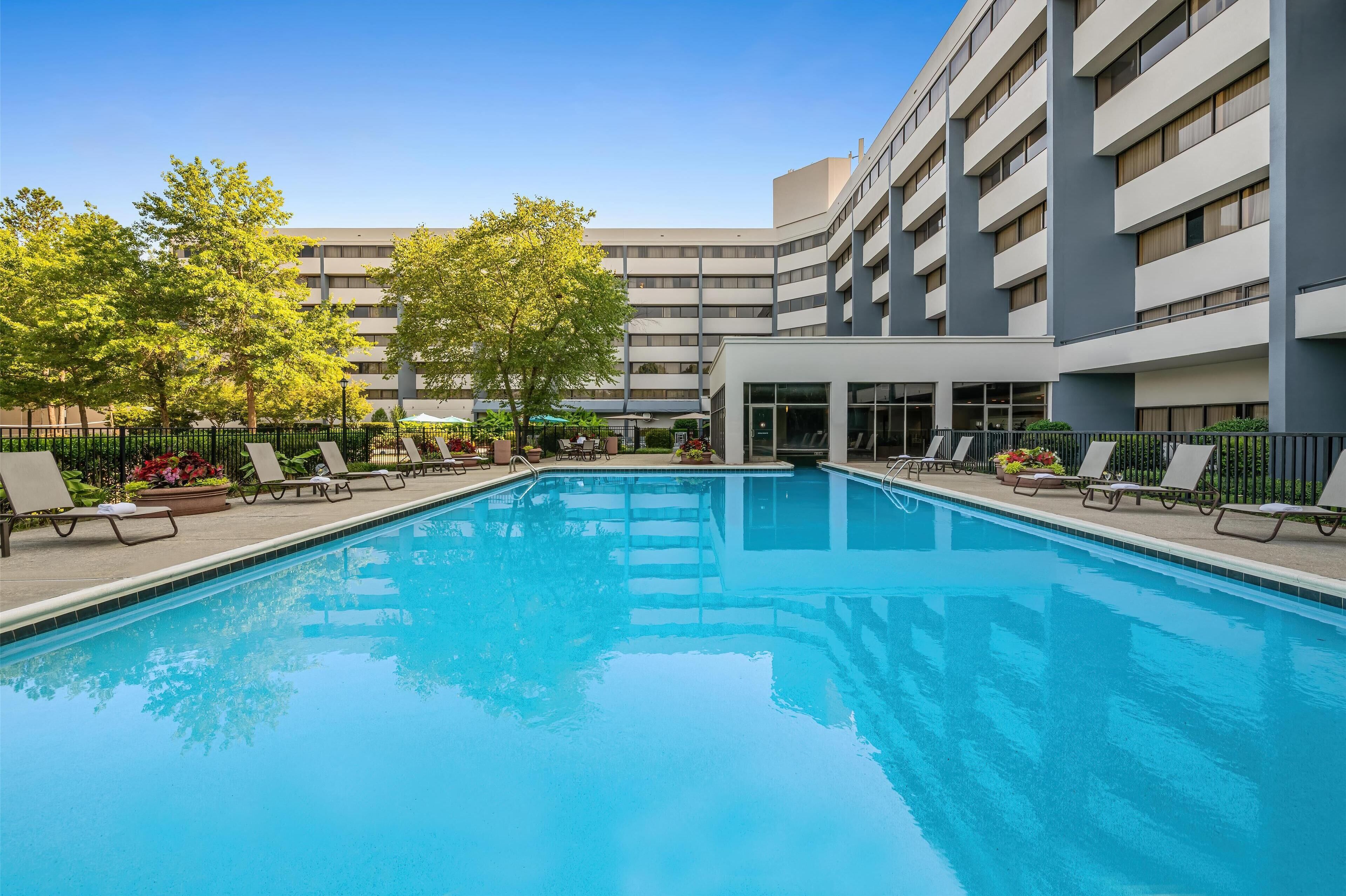 Innenpool, Außenpool (je nach Saison geöffnet), Liegestühle