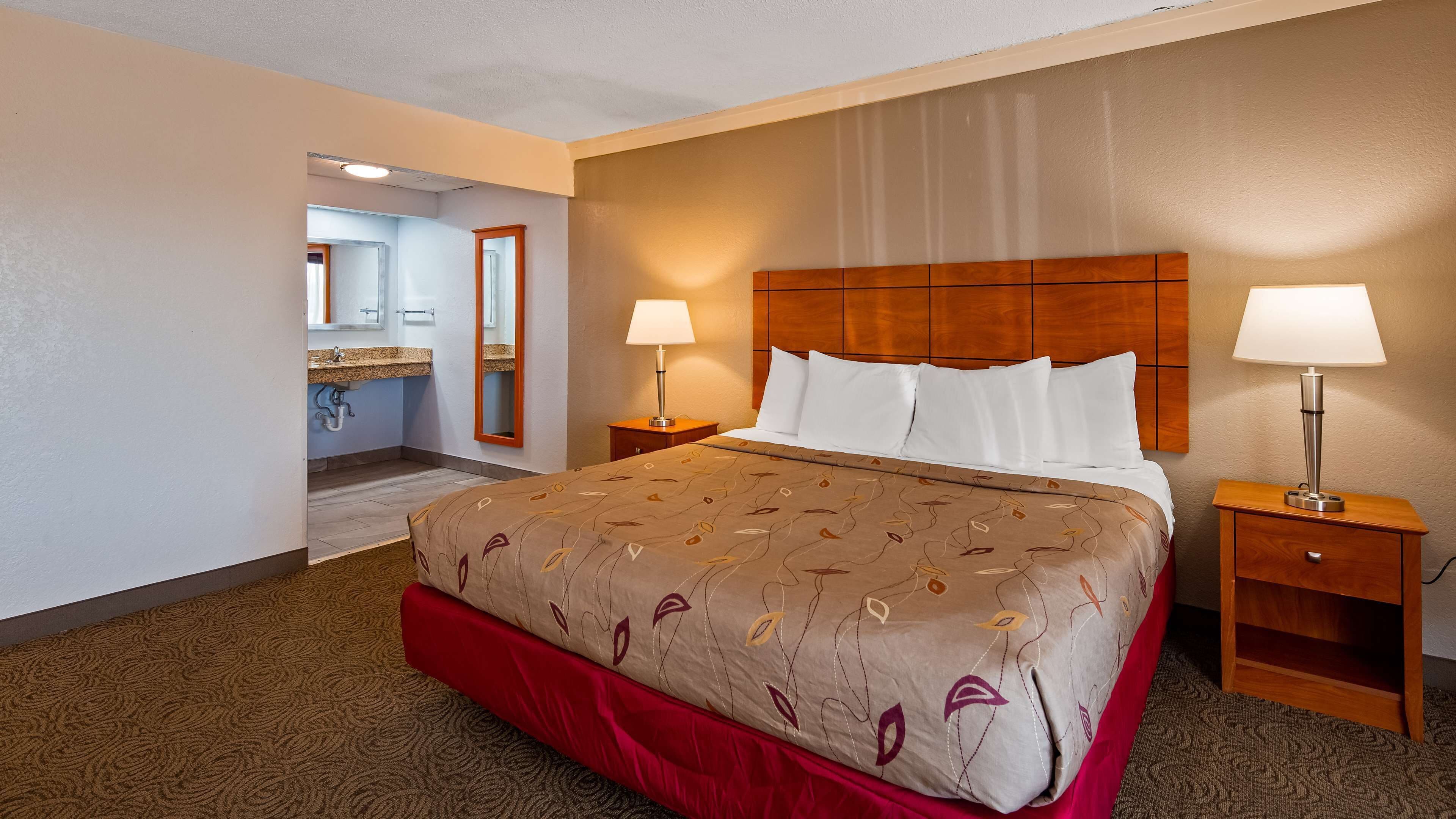 standard room, 1 king bed, accessible, non smoking | pillow-top beds, iron/ironing board, cots/infant beds, wifi