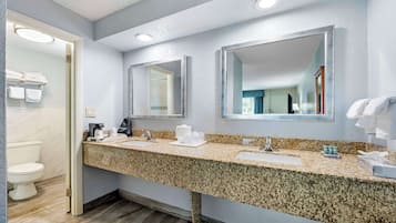 Ducha y bañera combinadas y artículos de higiene personal gratuitos