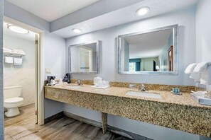 Duschwanne, kostenlose Toilettenartikel, Haartrockner, Handtücher