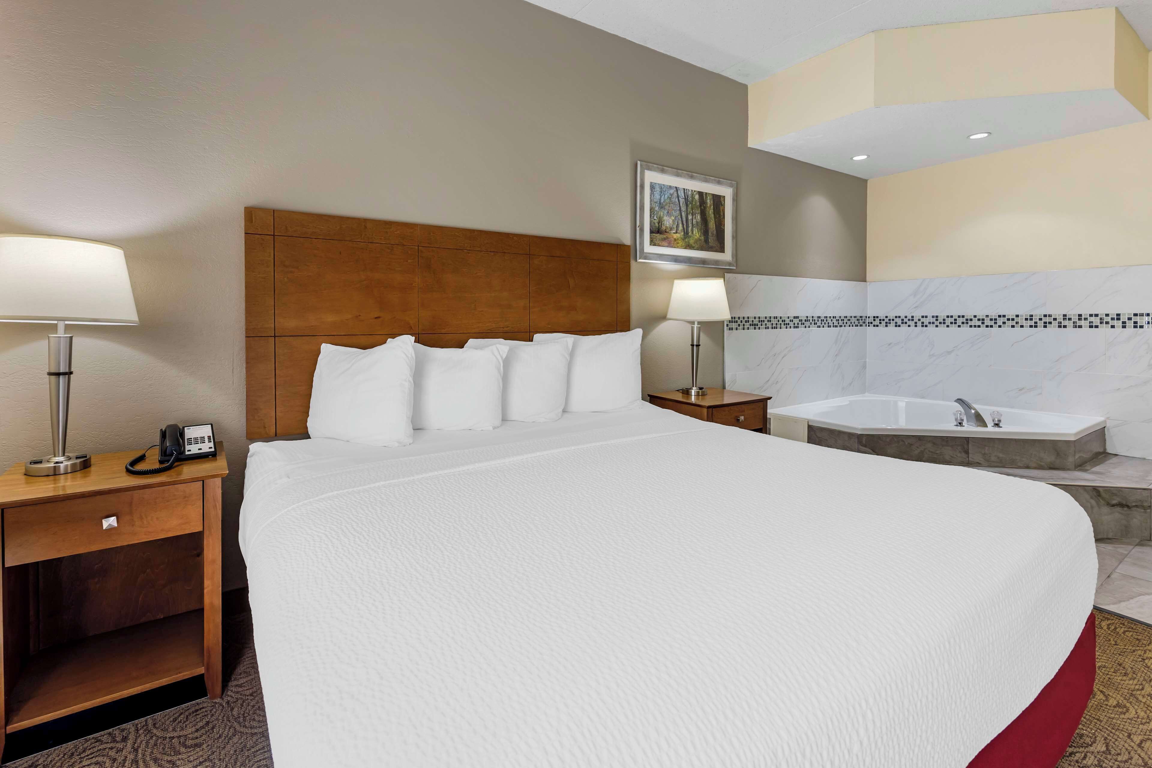 suite, 1 king bed, non smoking, jetted tub | pillow-top beds, iron/ironing board, cots/infant beds, wifi