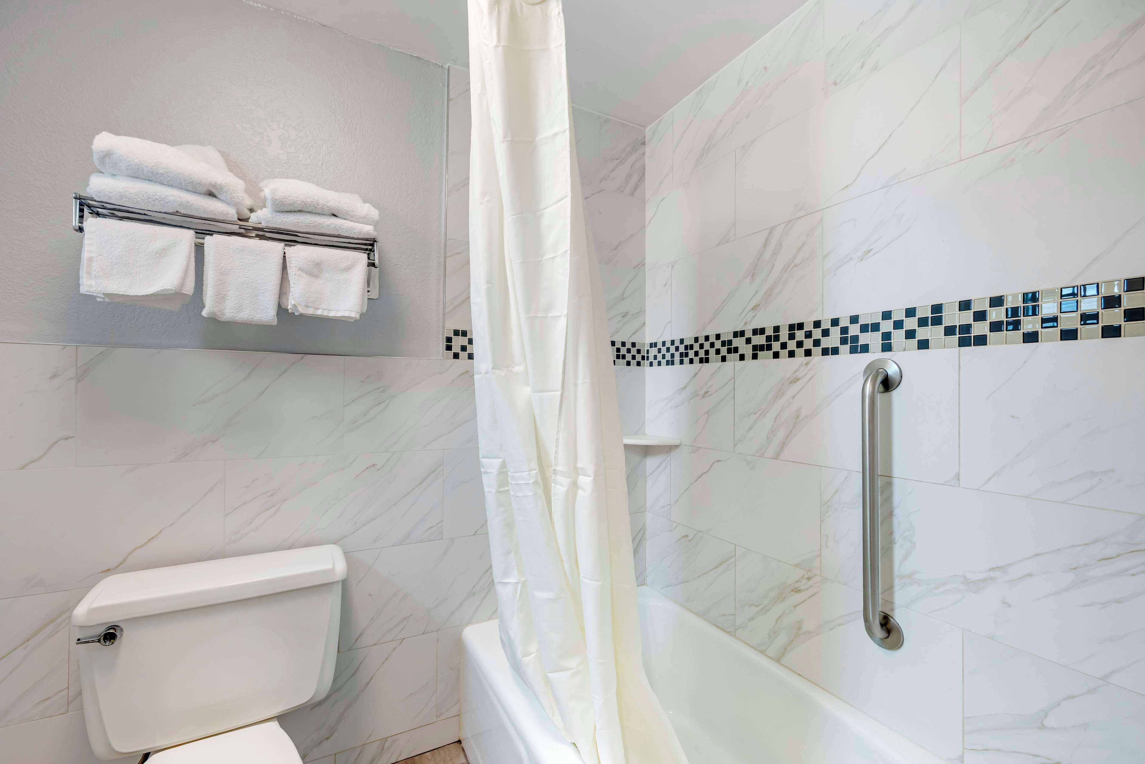 combined shower/bathtub, free toiletries, hair dryer, towels