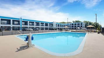 Außenpool, geöffnet von 09:00 Uhr bis 23:00 Uhr, Liegestühle