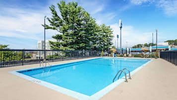 Piscina all'aperto, con ingresso dalle 09:00 alle 23:00, lettini