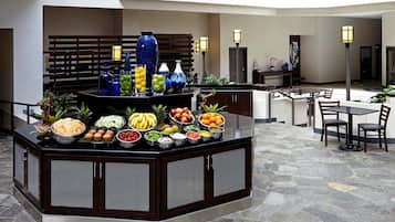 تقديم الإفطار والغداء والعشاء