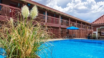 Piscina externa sazonal, guarda-sóis, espreguiçadeiras