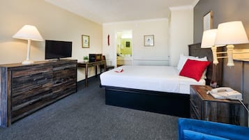 Quarto solteiro luxo, 1 cama Queen | Escrivaninha, espaço de trabalho para notebook, cortinas blackout