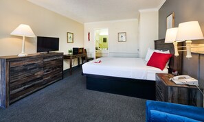 Deluxe Single Room, 1 Queen Bed | Desk, laptop workspace, blackout curtains, iron/ironing board