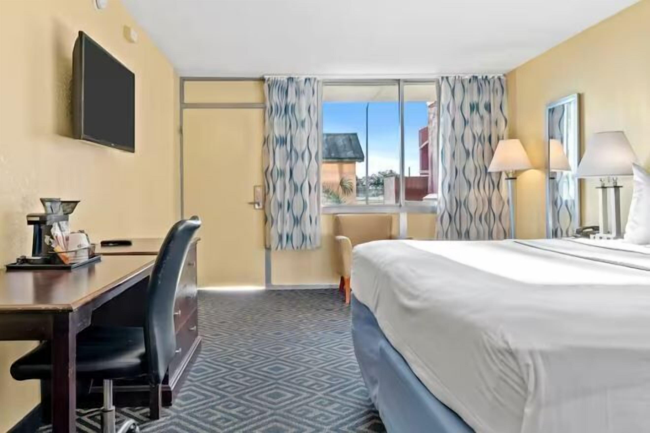 Ropa de cama de alta calidad y caja de seguridad en la habitación 