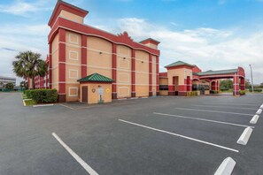 Exterior - Baymont by Wyndham Orlando North Millenia (Orlando)