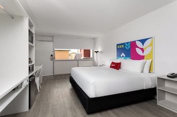 Room, 1 King Bed, Non Smoking | Premium bedding, in-room safe, desk, laptop workspace at Baymont by Wyndham Orlando North Millenia