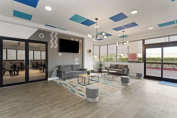 Sitting area in hotel lobby at Baymont by Wyndham Orlando North Millenia