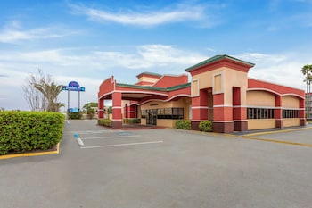 Hotel Exterior at Baymont by Wyndham Orlando North Millenia