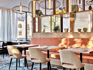2 restaurants, breakfast served